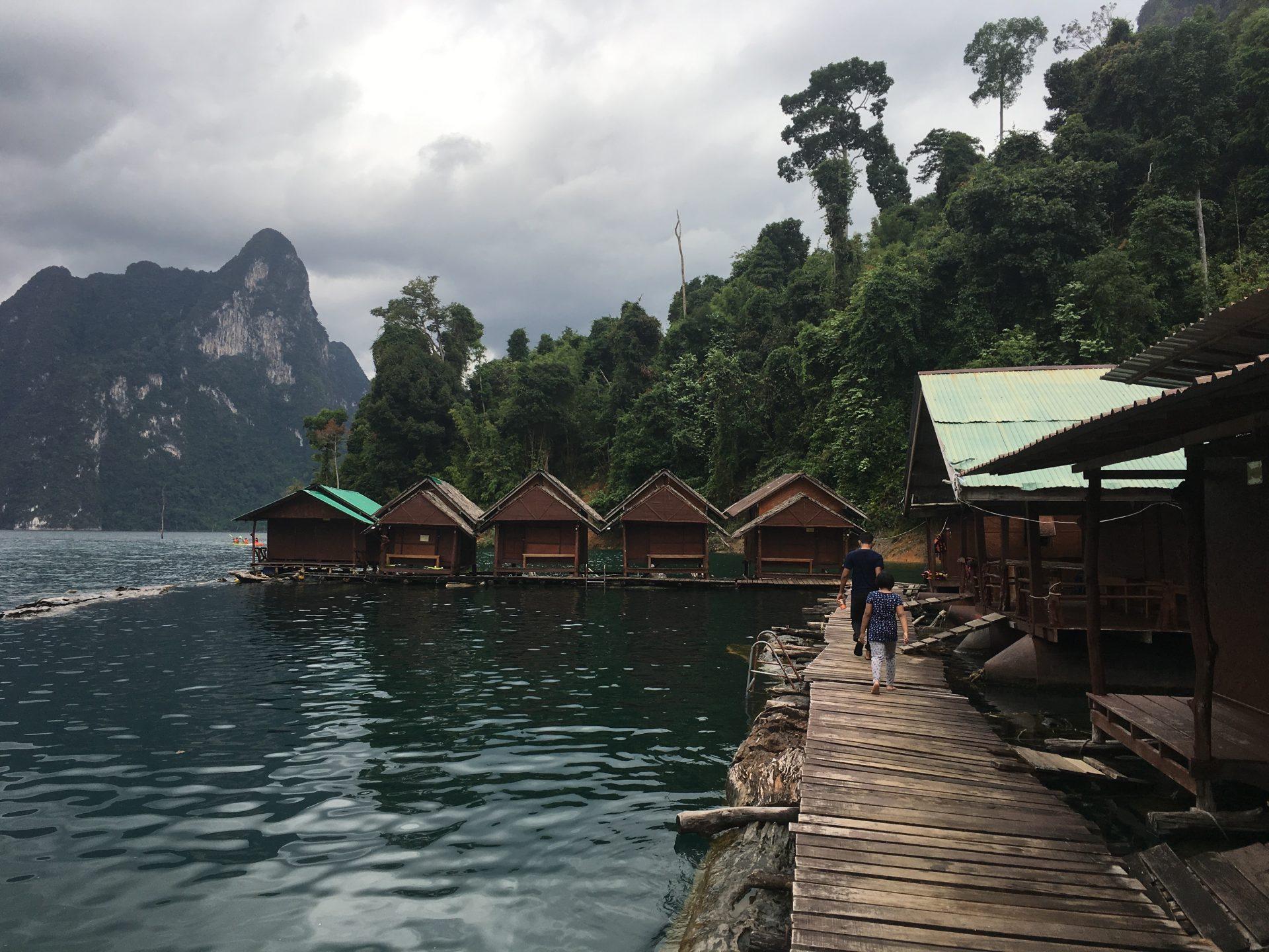 enostavne lesene hiške na leasenem pomolu brez elektrike na jezeru Khao Sok - Tajska