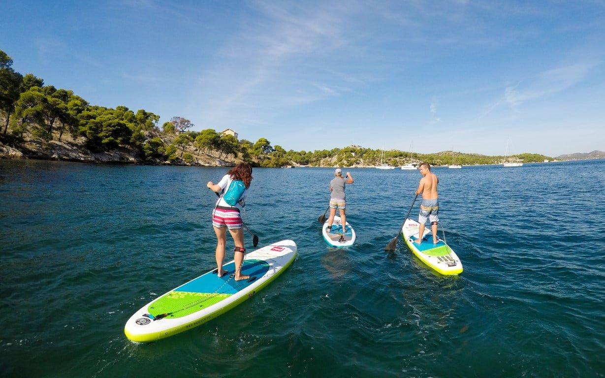 Tri dekleta supanjo z vetrom
